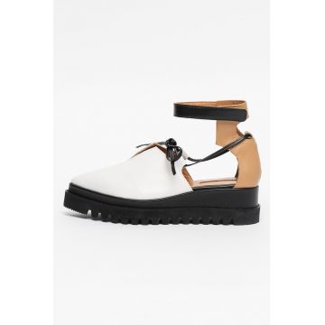Pantofi de piele intoarsa cu bareta pe glezna si decupaje Pantofi de piele intoarsa cu bareta pe glezna si decupaje