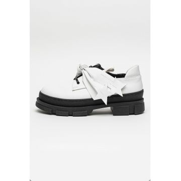 Pantofi de piele cu detalii stea Pantofi de piele cu detalii stea