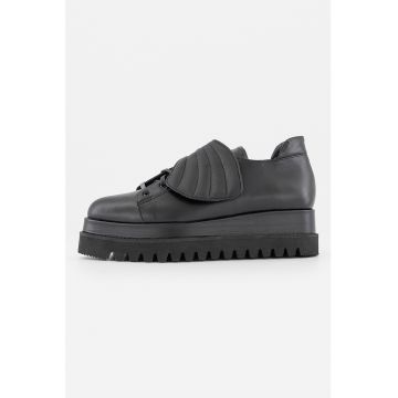 Pantofi de piele cu detaliu suprapus Pantofi de piele cu detaliu suprapus