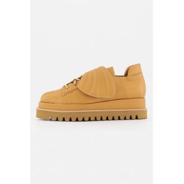 Pantofi de piele cu detaliu suprapus Pantofi de piele cu detaliu suprapus