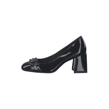 Pantofi cu aspect lacuit