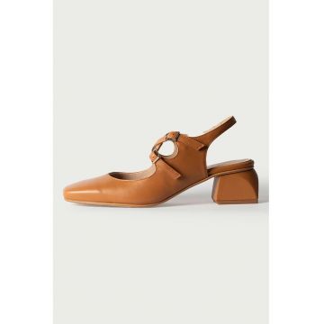 Pantofi din piele lacuita cu varf patrat