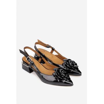 Pantofi dama  negri din piele lacuita cu ornament floare