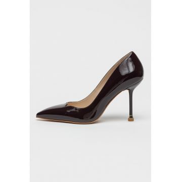 Pantofi de piele ecologica lacuita cu varf ascutit si toc