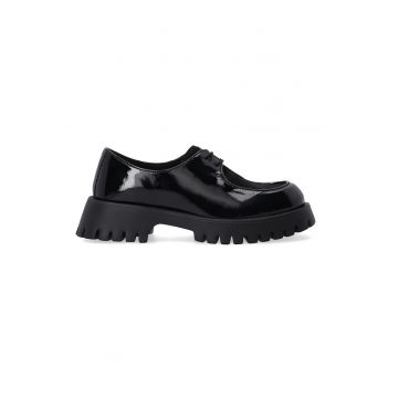 Pantofi casual din piele lacuita si piele intoarsa