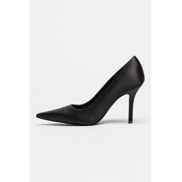Pantofi cu varf ascutit si toc stiletto