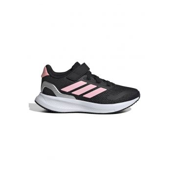 Pantofi sport Runfalcon 5 din plasa cu logo si velcro - Negru/Roz pastel