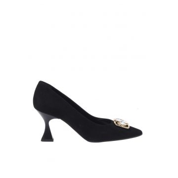 Pantofi de piele intoarsa cu aplicatii metalice