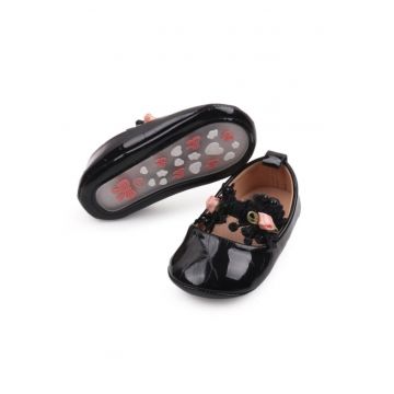 Pantofi  Model AL 13783 cu trandafirasi roz - Piele lacuita - Fete - Negru