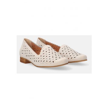 Pantofi cu imprimeu floral si perforatii din piele