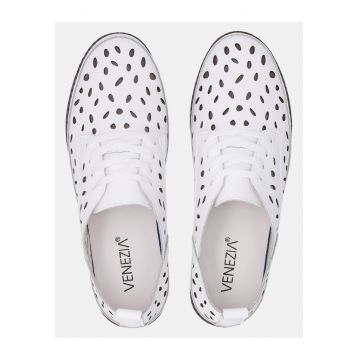 Pantofi cu perforatii din piele -