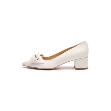 Pantofi de piele cu toc masiv si funda Sarah - Crem