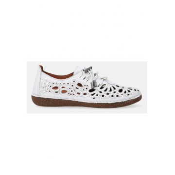 Pantofi din piele cu decupaje decorative
