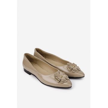 Balerini dama  din piele lacuita taupe cu floare