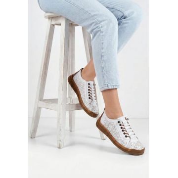 Pantofi dama albi cu maro din piele naturala cu model perforat