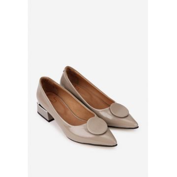 Pantofi dama  din piele lacuita taupe cu ornament
