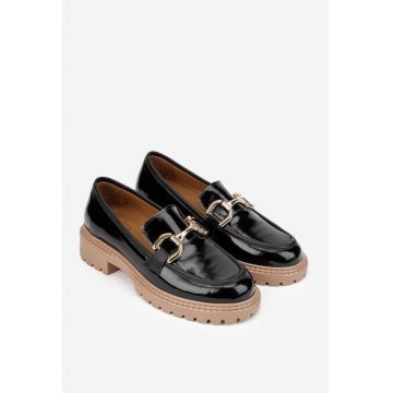 Pantofi dama  negri din piele lacuita cu ornament