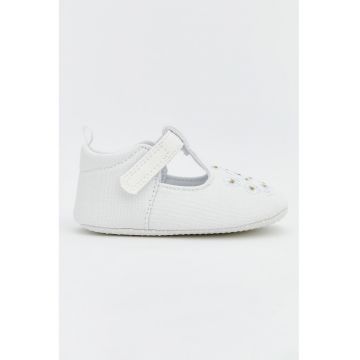 Pantofi crib din material textil cu broderii florale - Alb
