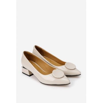 Pantofi dama NUR din piele lacuita bej cu ornament