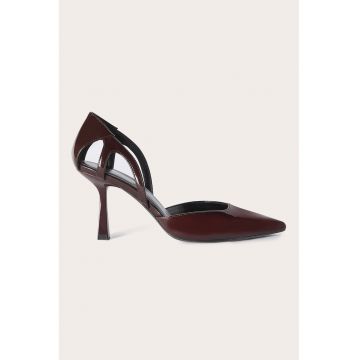 Pantofi cu aspect lacuit si decupaje - Maro cognac
